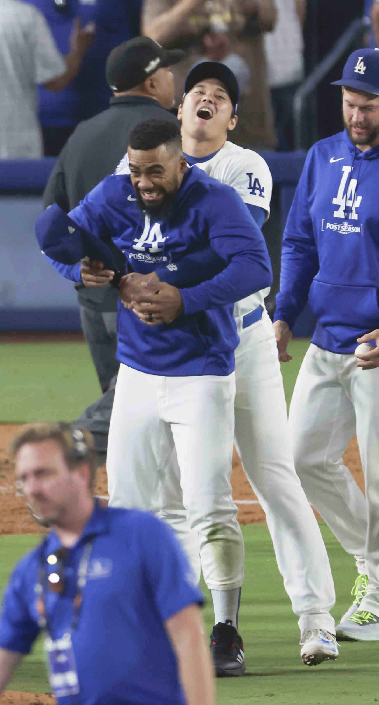パドレスに勝利し、はしゃぐドジャース大谷（中央）（共同）