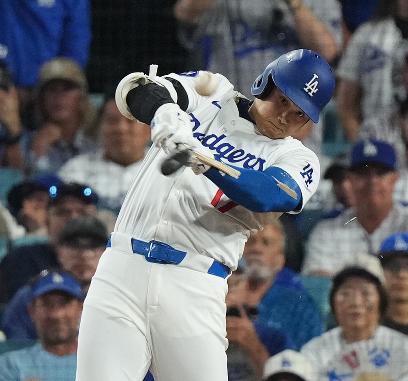 ドジャース対パドレス　4回裏ドジャース1死一、二塁、バットを折りながらも中前打を放つ大谷（撮影・菅敏）