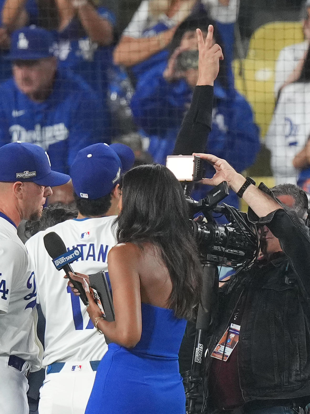 デビジョンシリーズ初戦を白星で飾り、試合を見守った真美子夫人にピースサインをするドジャース大谷（撮影・菅敏）