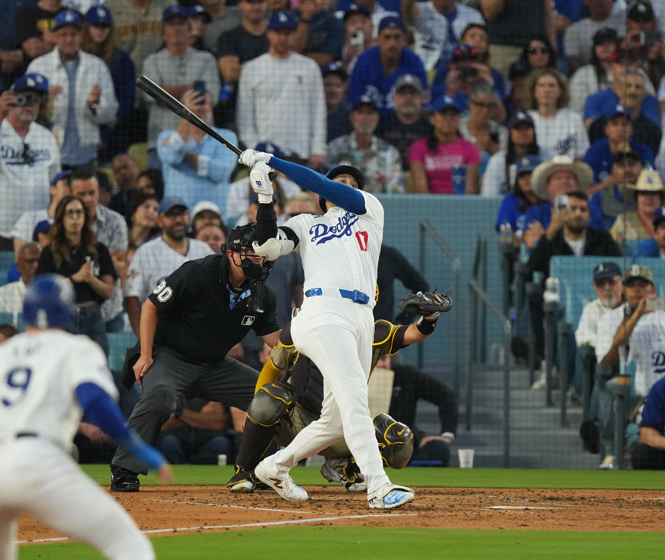 ドジャース対パドレス　2回裏ドジャース2死一、二塁、右越えに同点の3点本塁打を放つ大谷（撮影・菅敏）