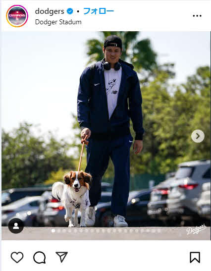ドジャース公式インスタは、大谷翔平がデコピンと球場入りする様子をアップ（インスタグラムから）