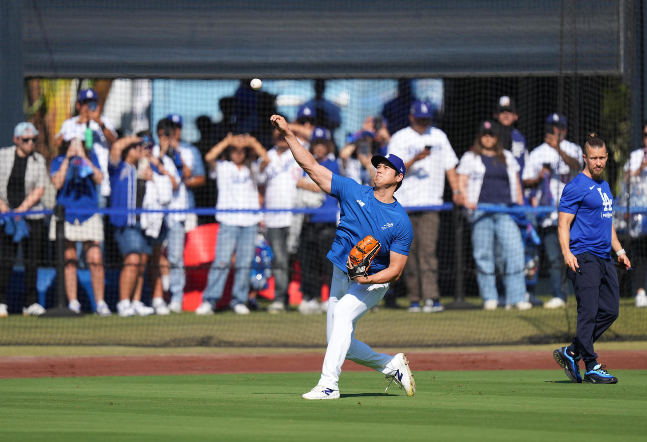 ドジャース対パドレス　試合前、遠投するドジャース大谷（撮影・菅敏）