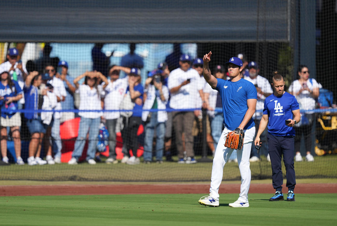 ドジャース対パドレス　試合前、遠投するドジャース大谷は、ポーズをとる（撮影・菅敏）