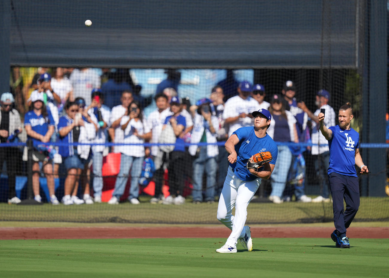 ドジャース対パドレス　試合前、遠投するドジャース大谷（撮影・菅敏）