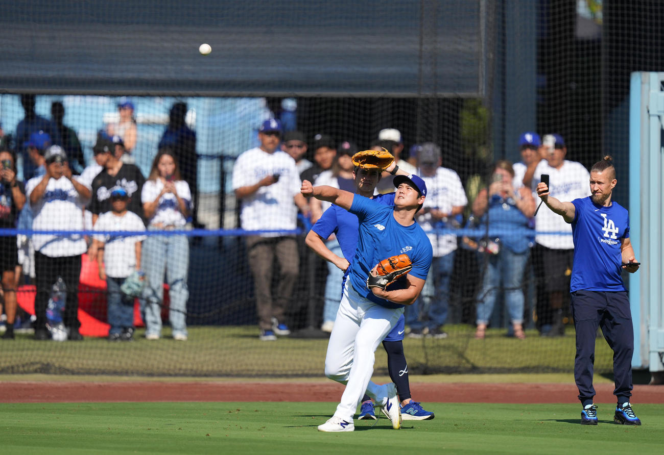 ドジャース対パドレス　試合前、遠投するドジャース大谷（撮影・菅敏）