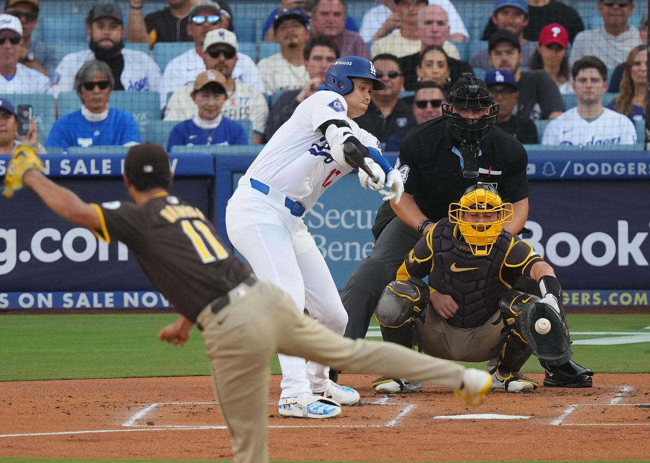 ドジャース対パドレス　1回裏ドジャース無死空振りの三振に倒れる大谷。投手ダルビッシュ（撮影・菅敏）