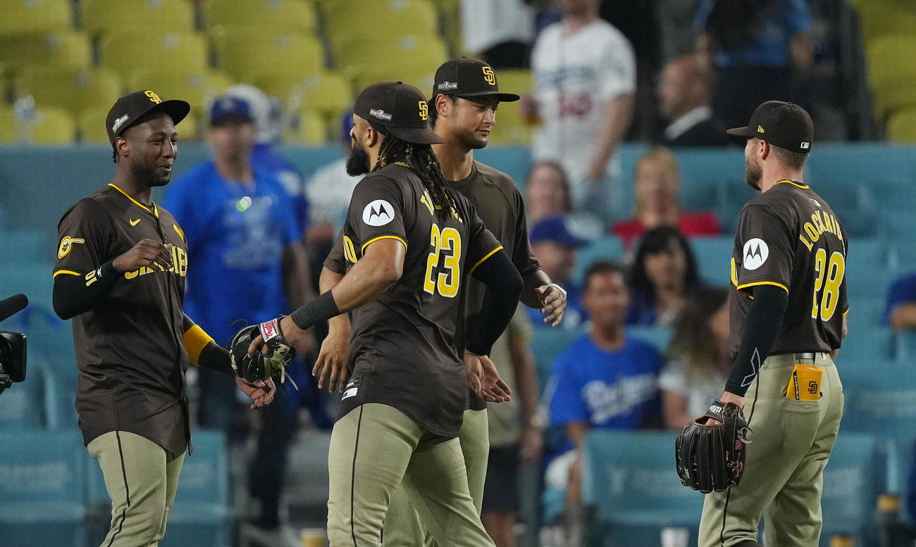 ドジャース対パドレス　ドジャースに勝利し、タティス（左から2人目）をハグで迎えるダルビッシュ（撮影・菅敏）