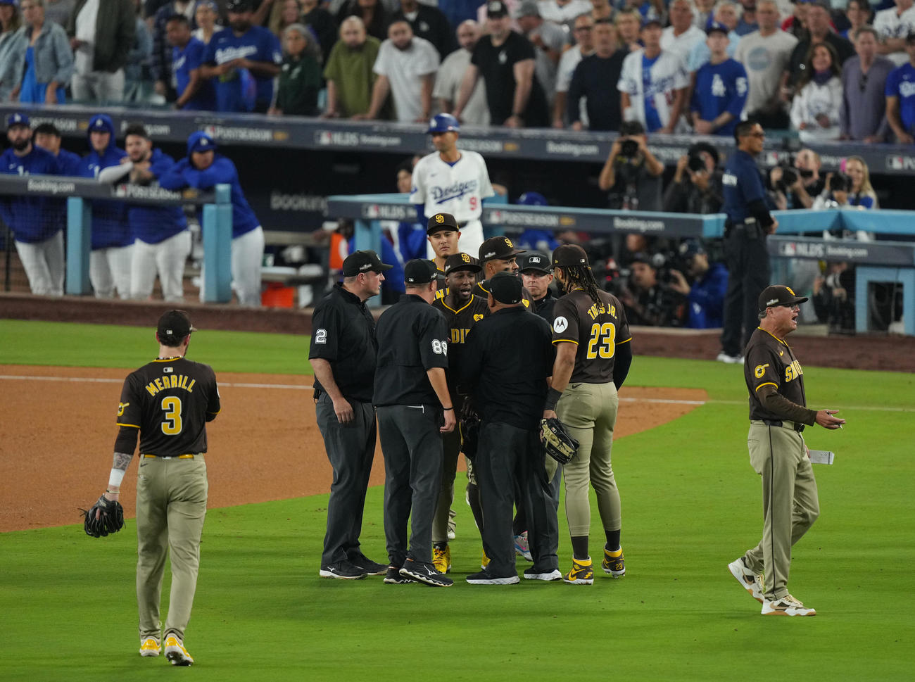 ドジャース対パドレス　7回、ファンからボールが投げられ、審判に抗議するパドレス・プロファー（中央）（撮影・菅敏）