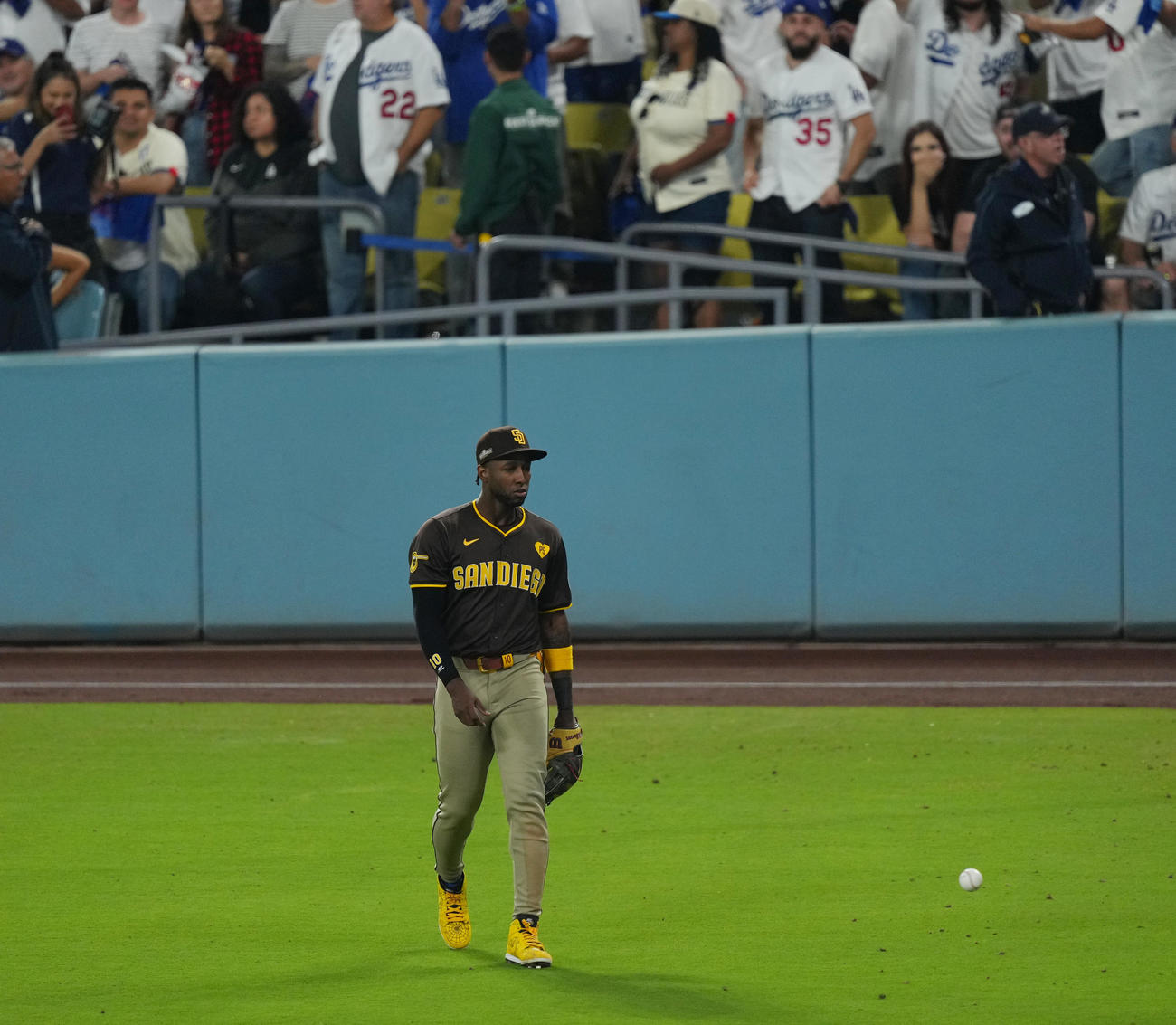 ドジャース対パドレス　7回、ファンから投げ入れられたボールを前に厳しい表情のパドレス・プロファー（撮影・菅敏）