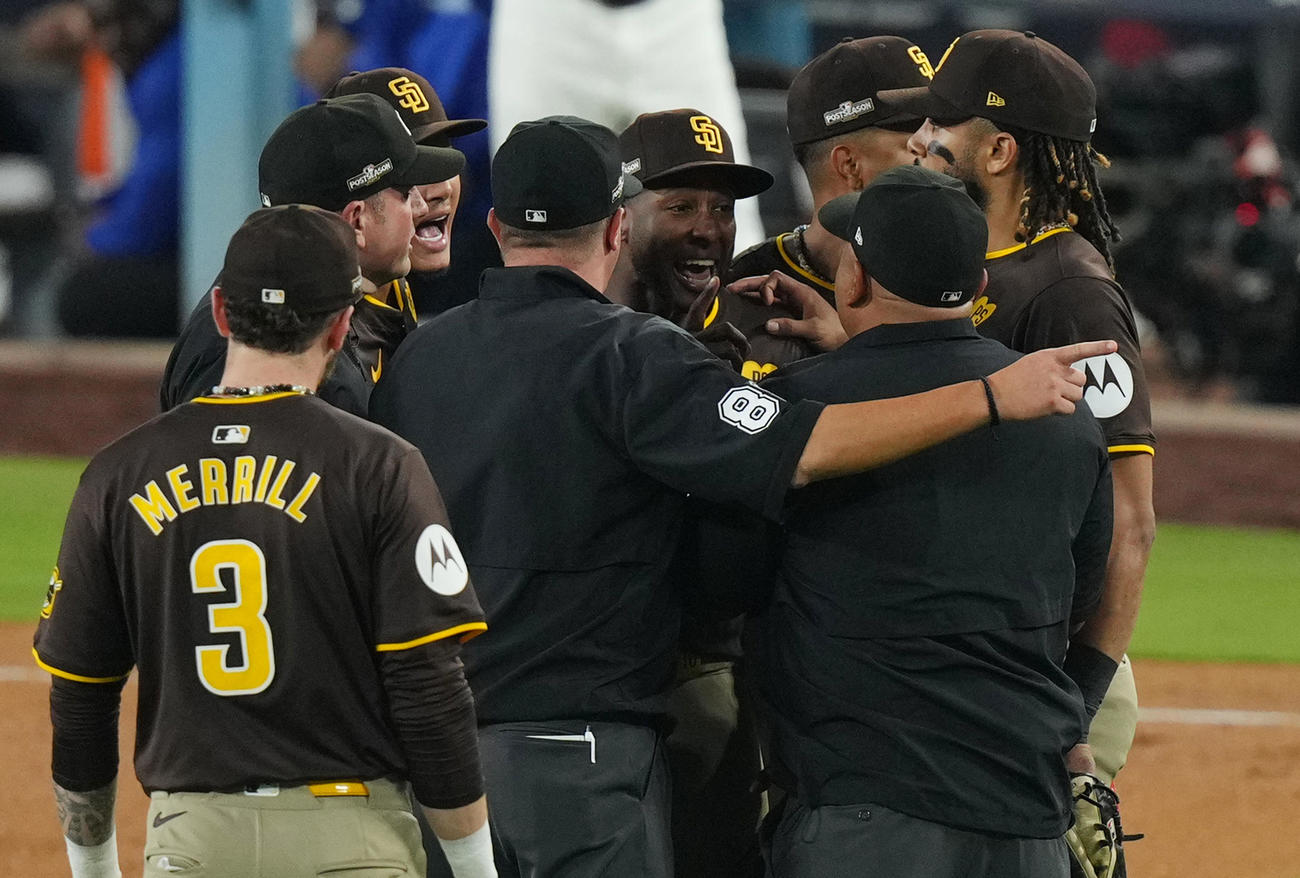 ドジャース対パドレス　7回、ファンにボールを投げつけられ、審判に抗議するパドレス・プロファー（中央）（撮影・菅敏）