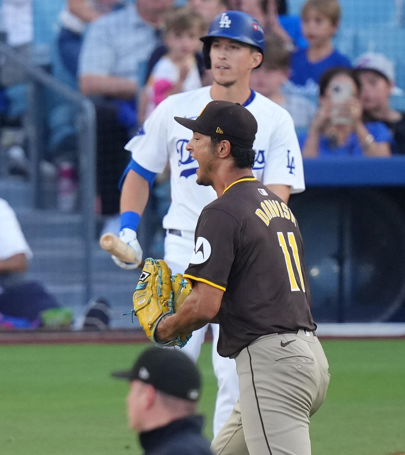 ドジャース対パドレス　2回裏ドジャース1死一、二塁、エドマン（後方）を一直併殺打を打ち取り、雄たけびを上げるダルビッシ（撮影・菅敏）
