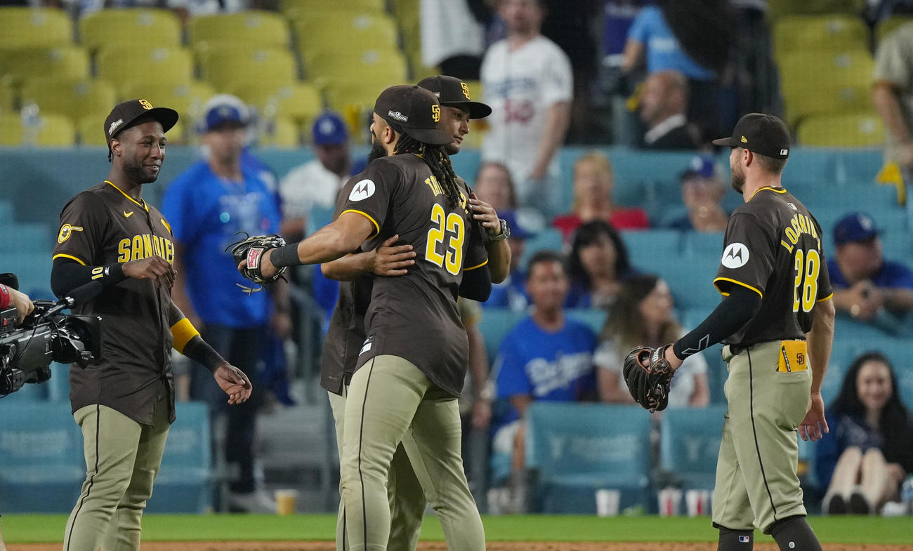 ドジャース対パドレス　ドジャースに勝利し、タティス（左から2人目）をハグで迎えるダルビッシュ（撮影・菅敏）
