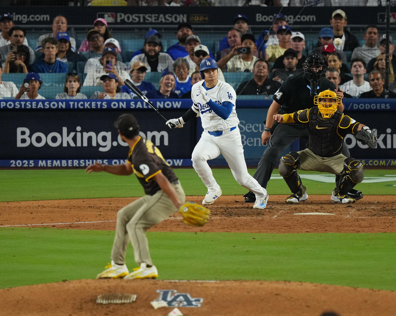 ドジャース対パドレス　6回裏ドジャース無死、投ゴロに倒れる大谷。投手ダルビッシュ（撮影・菅敏）