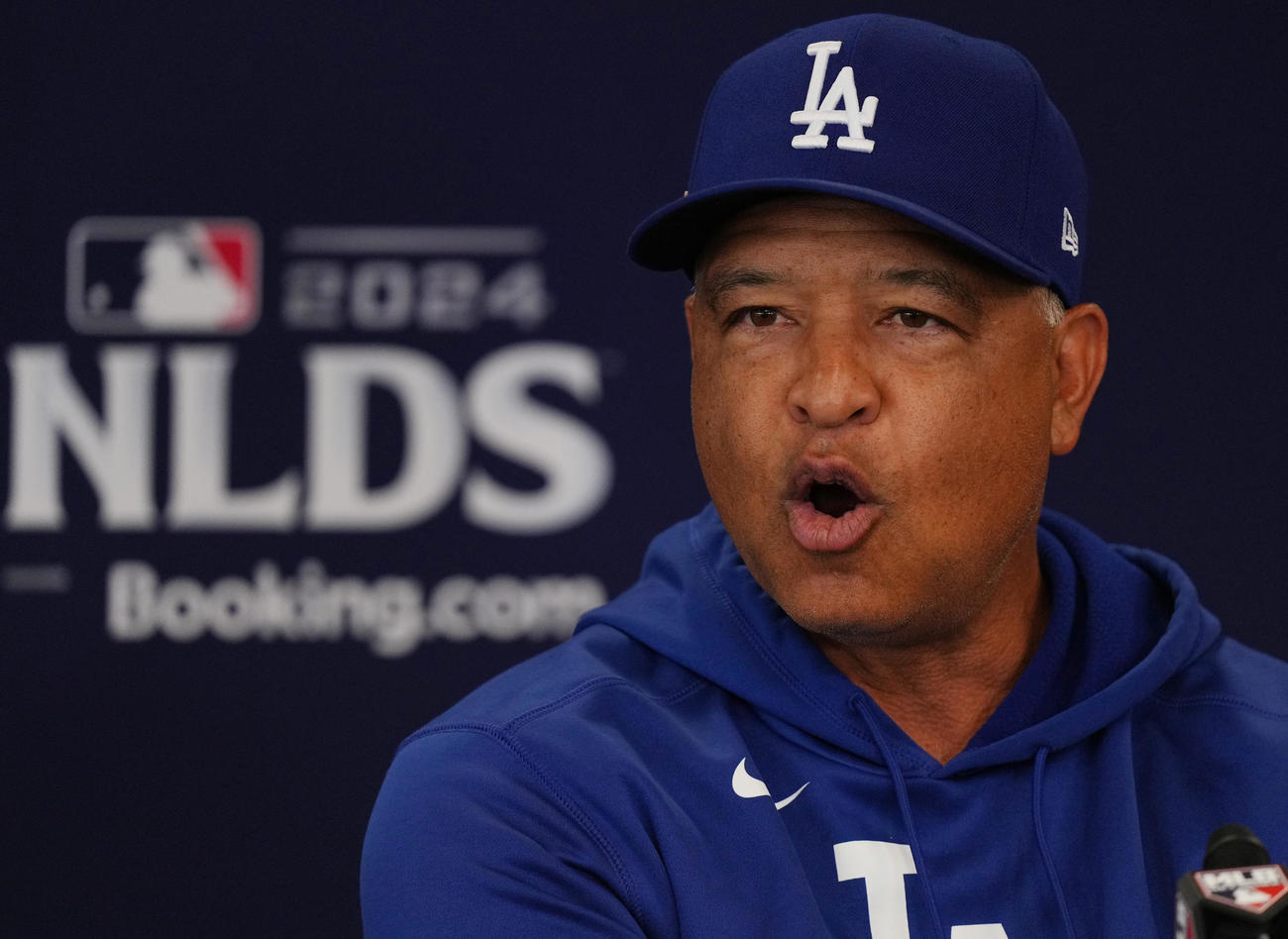 会見で記者の質問に答えるドジャース・ロバーツ監督（撮影・菅敏）
