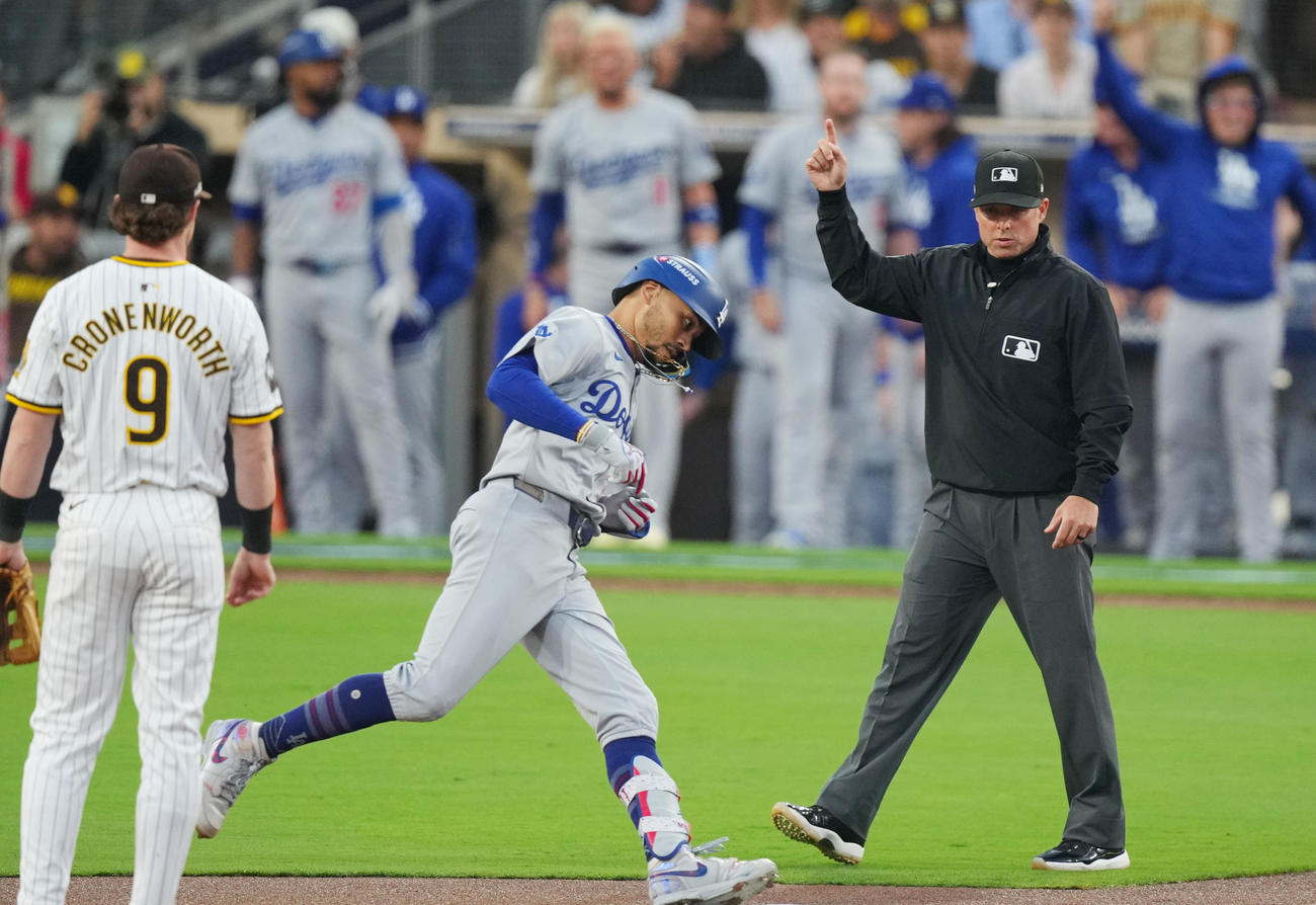 パドレス対ドジャース　1回表ドジャース1死、打球がフェンスを越えた事に気づき、ダイヤモンドを回るベッツ（撮影・菅敏）