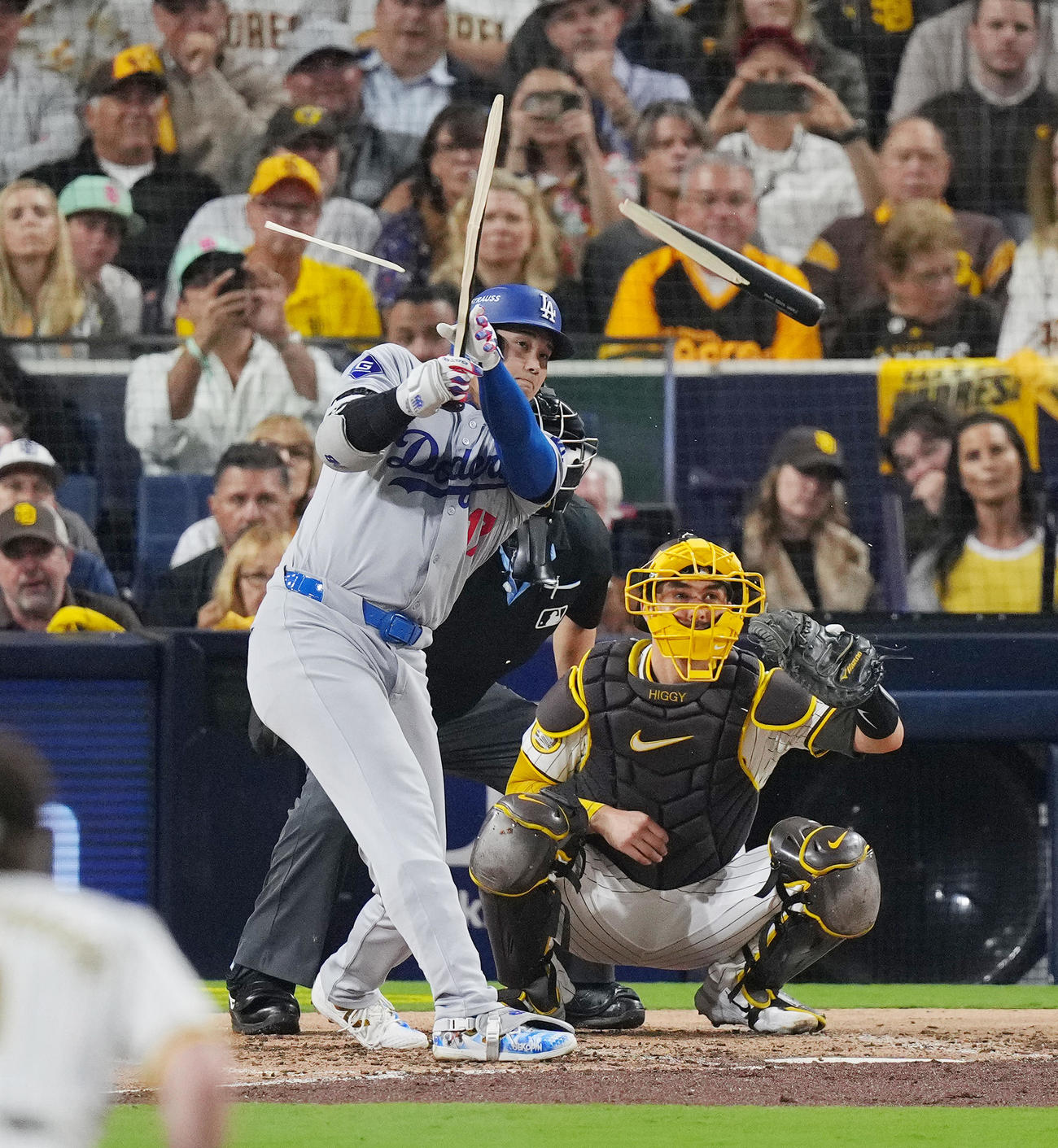 パドレス対ドジャース　3回表ドジャース無死一塁、バットを折りながらも中前打を放つ大谷（撮影・菅敏）