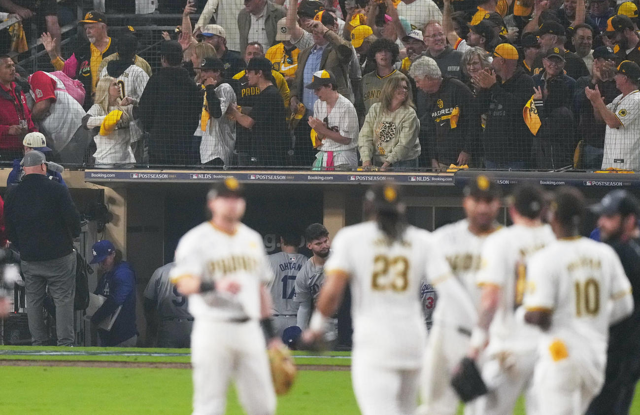 パドレスに王手をかけられ喜ぶ相手選手を背に引き揚げるドジャース大谷（後方左から2人目）（撮影・菅敏）