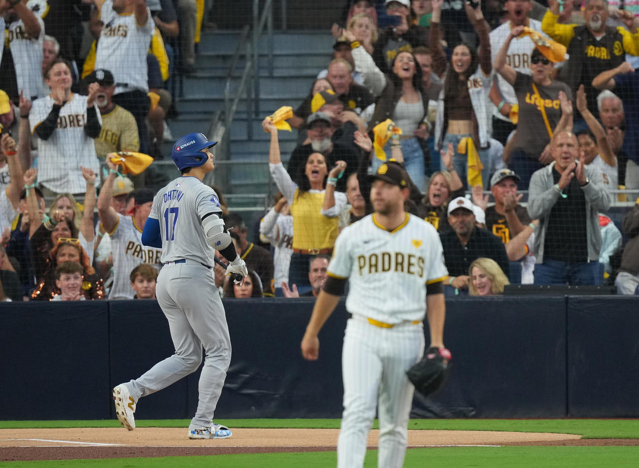 パドレス対ドジャース　1回表ドジャース無死、空振りの三振に倒れる大谷。手前は投手キング（撮影・菅敏）