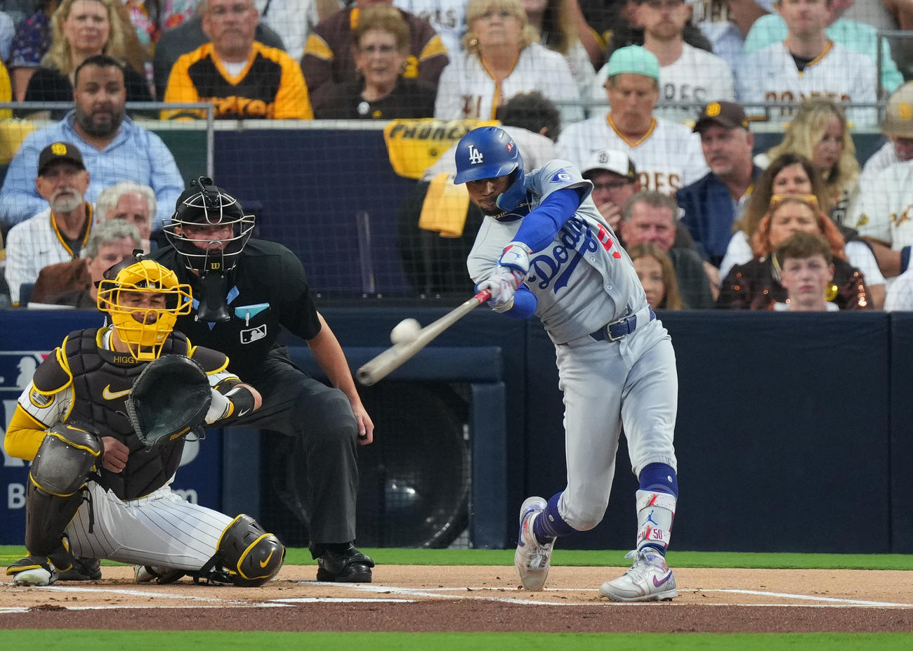 パドレス対ドジャース　1回表ドジャース1死、左越えにソロ本塁打を放つベッツ（撮影・菅敏）