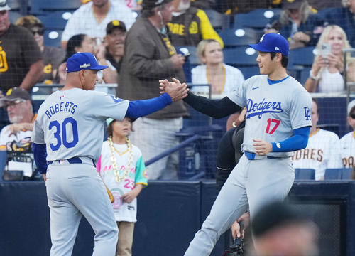 パドレス対ドジャース　試合前のセレモニーに登場し、ロバーツ監督（左）に握手で迎えられるドジャース大谷（撮影・菅敏）