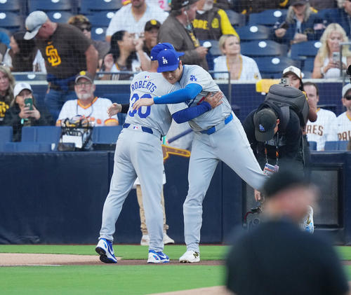 パドレス対ドジャース　試合前のセレモニーに登場し、ロバーツ監督（左）にハグで迎えられるドジャース大谷（撮影・菅敏）