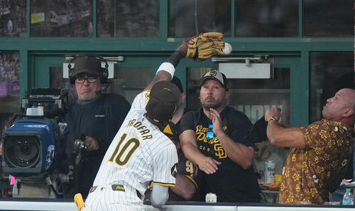 パドレス対ドジャース　1回表ドジャース1死、ベッツの打球に飛びつくもグラブをかすめてフェンスを越え、ソロ本塁打とするプロファー（撮影・菅敏）