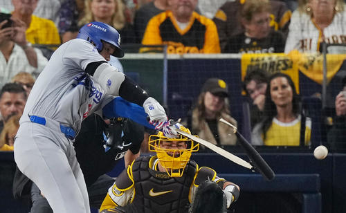 パドレス対ドジャース　3回表ドジャース無死一塁、バットを折りながらも中前打を放つ大谷（撮影・菅敏）