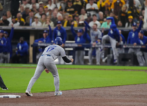 パドレス対ドジャース　3回表ドジャース1死満塁、T・ヘルナンデスの満塁本塁打にガッツポーズを見せる二塁走者大谷（撮影・菅敏）