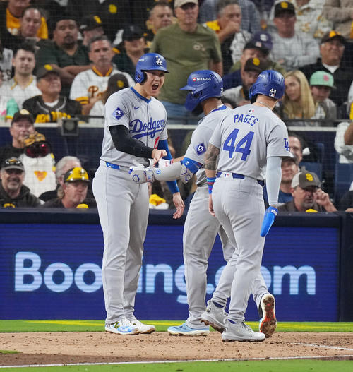 パドレス対ドジャース　3回表ドジャース1死満塁、満塁本塁打を放ったT・ヘルナンデス（中央）を迎える大谷（撮影・菅敏）
