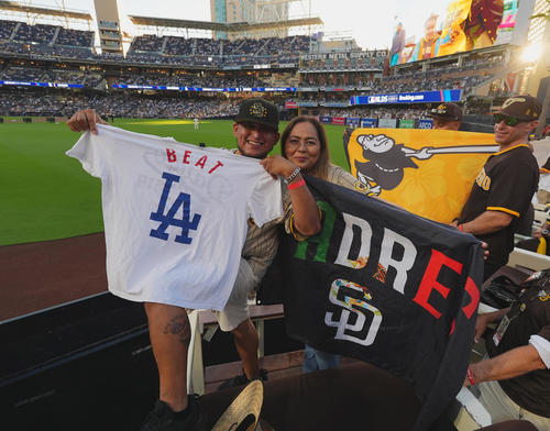 パドレス対ドジャース　試合前、盛り上がるパドレスファン（撮影・菅敏）