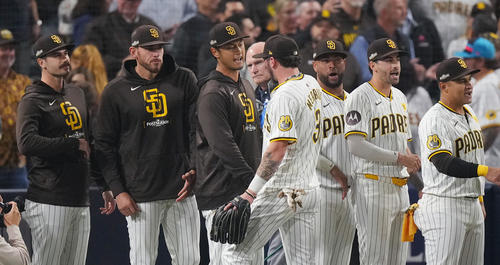 パドレス対ドジャース　リーグ優勝決定戦進出に王手をかけ、ナインとタッチをするパドレス・ダルビッシュ（中央）（撮影・菅敏）