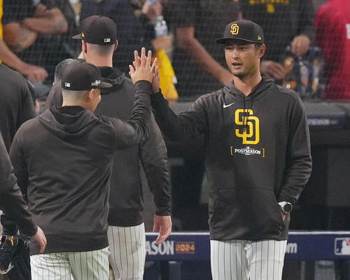 パドレス対ドジャース　リーグ優勝決定戦進出に王手をかけ、松井（左）とタッチをするパドレス・ダルビッシュ（撮影・菅敏）