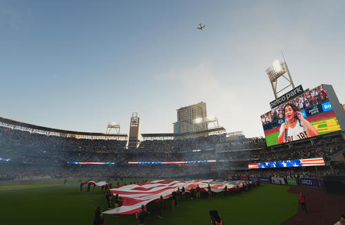 パドレス対ドジャース　盛り上がる、試合前のセレモニー（撮影・菅敏）