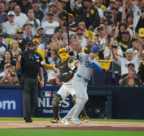 パドレス対ドジャース　1回表ドジャース無死、空振りの三振に倒れる大谷（撮影・菅敏）