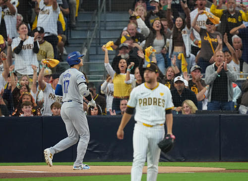 パドレス対ドジャース　1回表ドジャース無死、空振りの三振に倒れる大谷。手前は投手キング（撮影・菅敏）