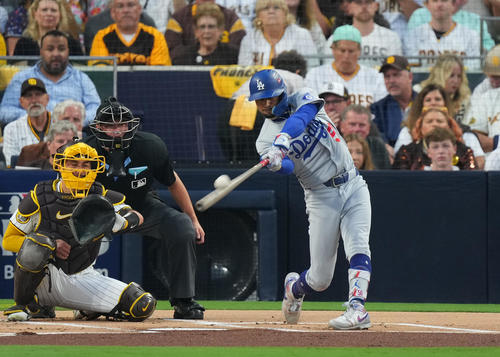 パドレス対ドジャース　1回表ドジャース1死、左越えにソロ本塁打を放つベッツ（撮影・菅敏）