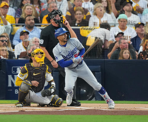 パドレス対ドジャース　1回表ドジャース1死、左越えにソロ本塁打を放つベッツ（撮影・菅敏）