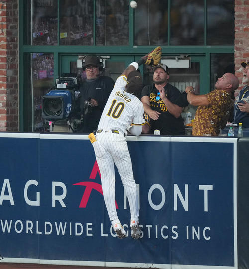 パドレス対ドジャース　1回表ドジャース1死、ベッツの打球に飛びつくもソロ本塁打とするプロファー（撮影・菅敏）