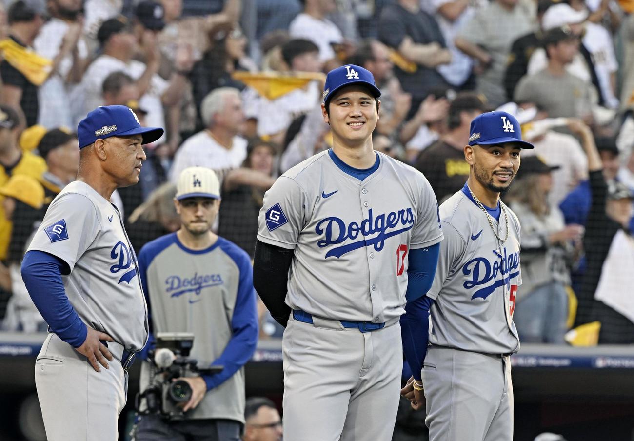 試合前のセレモニーで笑顔を見せるドジャース・大谷（右から2人目）＝サンディエゴ（共同）