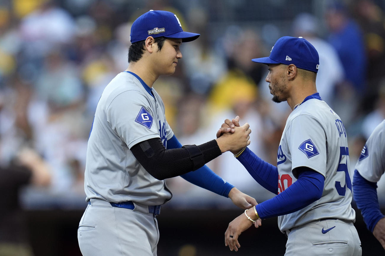 大谷翔平（左）は、パドレス戦の前にベッツと握手（AP)