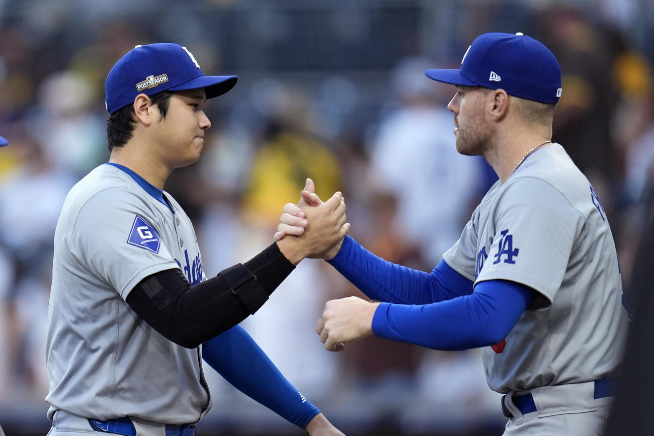 大谷翔平（左）はパドレス戦の試合前にフリーマンと握手（AP)