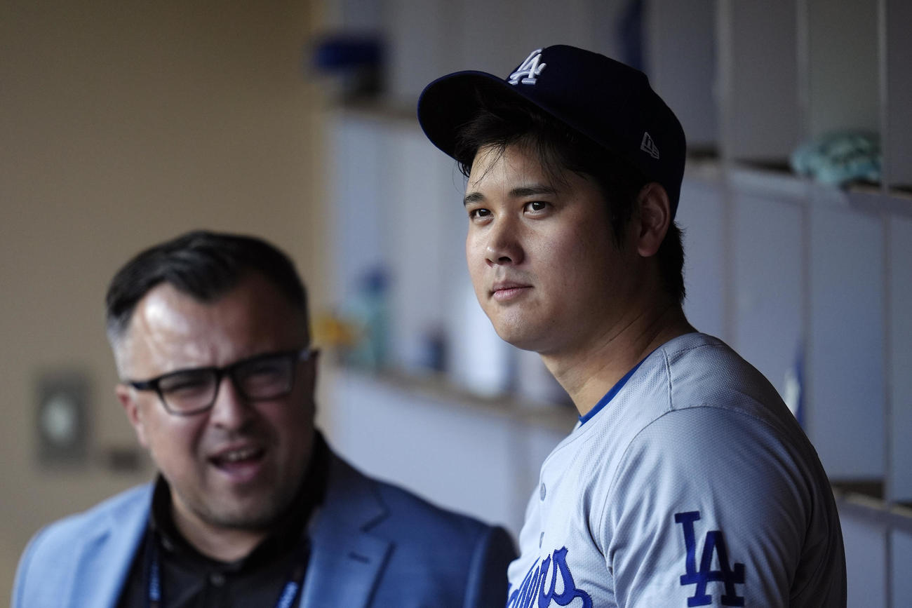 大谷翔平はパドレスとの地区シリーズ第3戦の試合前にベンチで厳しい表情を見せた（AP)