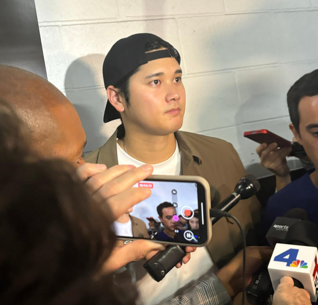 試合後に取材に応じるドジャース大谷