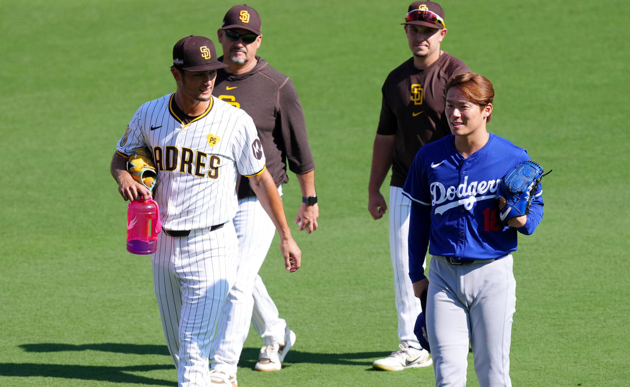 パドレス対ドジャース　試合前の練習中、パドレス・ダルビッシュ（左）にあいさつするドジャース山本（撮影・菅敏）
