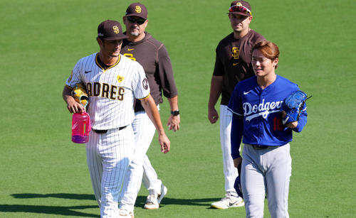 パドレス対ドジャース　試合前の練習中、パドレス・ダルビッシュ（左）にあいさつするドジャース山本（撮影・菅敏）