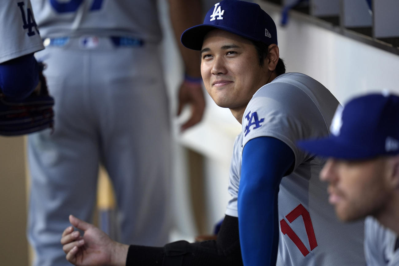 大谷翔平はパドレスとの地区シリーズ第3戦の試合前にベンチで笑顔を見せた（AP)