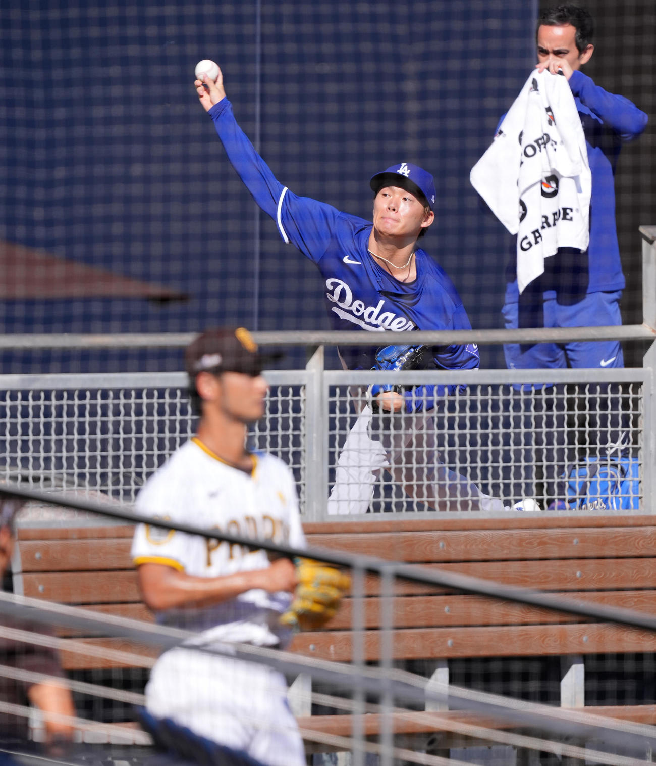 パドレス対ドジャース　試合前、ブルペンでパドレス・ダルビッシュ（手前）を前に投球練習をするドジャース山本（撮影・菅敏）