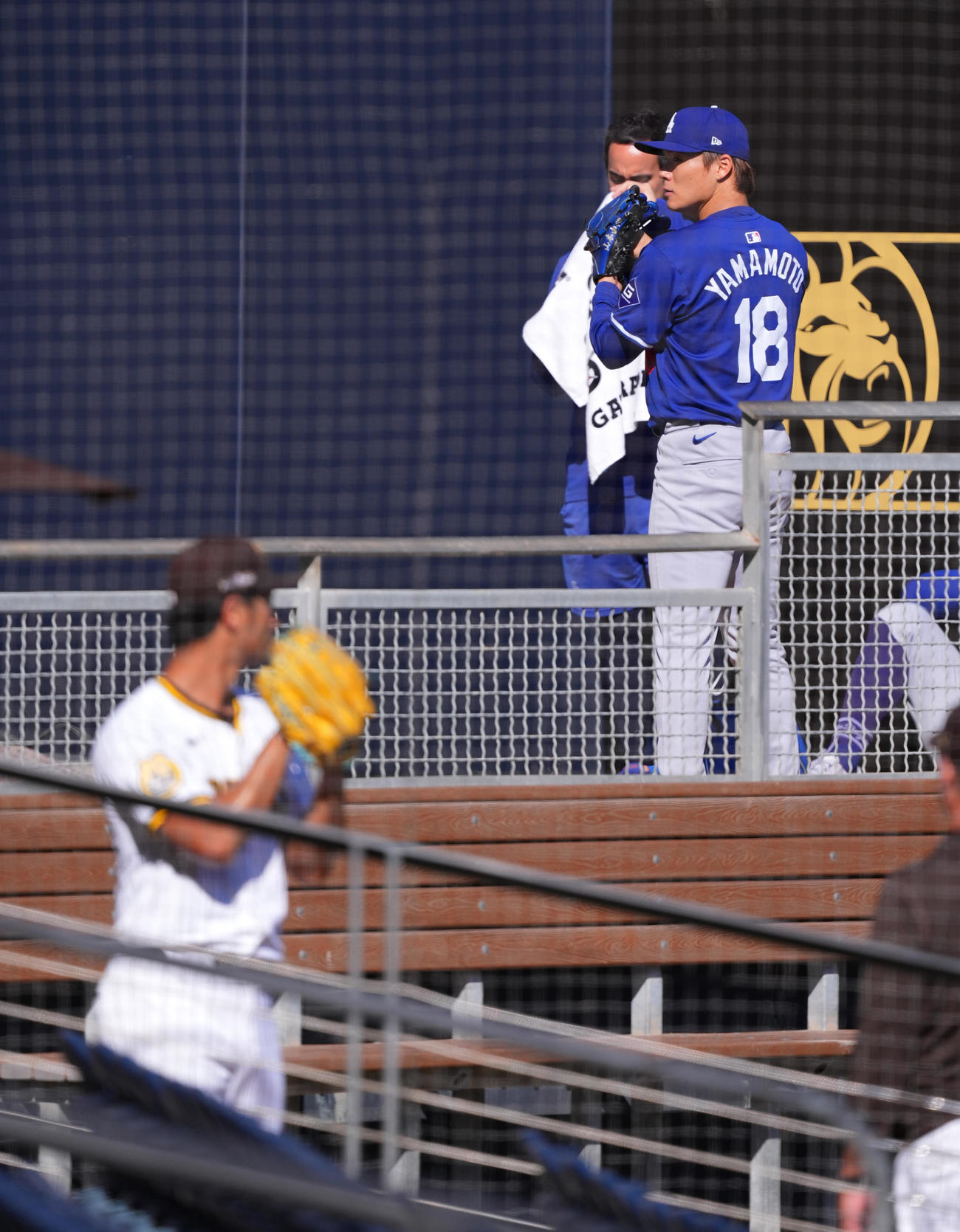 パドレス対ドジャース　試合前、ブルペンでパドレス・ダルビッシュ（手前）を前に投球練習をするドジャース山本（撮影・菅敏）