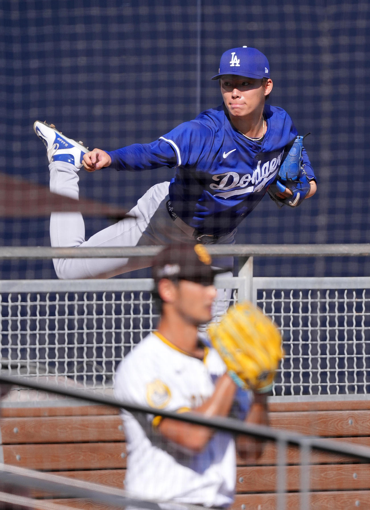 パドレス対ドジャース　試合前、ブルペンでパドレス・ダルビッシュ（手前）を前に投球練習をするドジャース山本（撮影・菅敏）