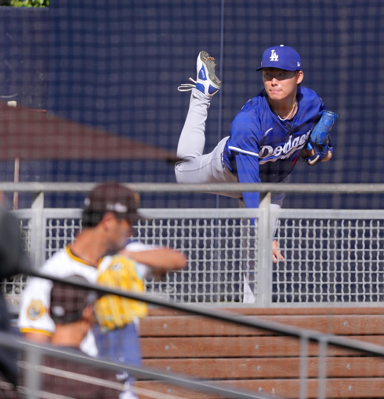 パドレス対ドジャース　試合前、ブルペンでパドレス・ダルビッシュ（手前）を前に投球練習をするドジャース山本（撮影・菅敏）